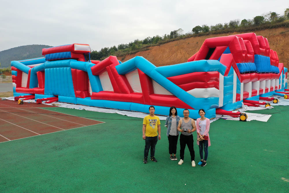 Eine große Kundentürsteherinspektion